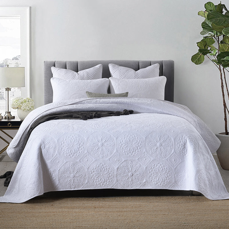 Alban Reversible 3 Piece Medallion Quilt Set
