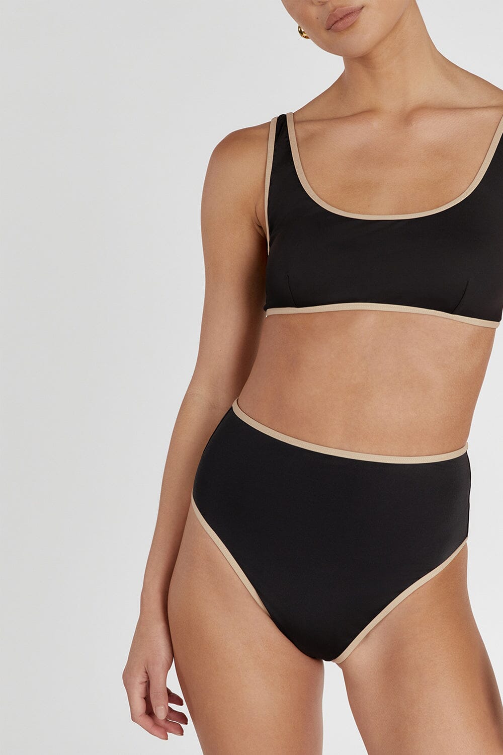 BAILEY BLACK CONTRAST SCOOP TOP